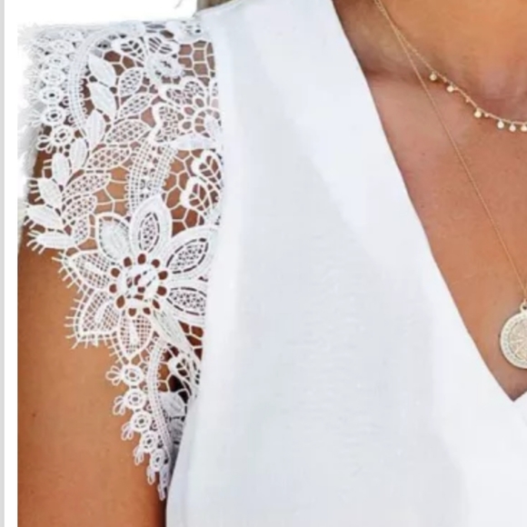 Size 2X Gianna Silky V neck blouse & lace capped sleeves - Picture 3 of 4